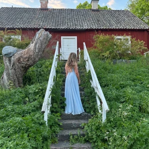 Balklänning  - Jättefin balklänning från Ivory Field, använd en gång under balen så är jättefint skick (enbart några små fläckar längst ner)  Nypris: 3 300kr