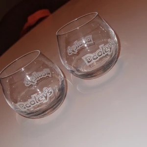 Glas m rundad botten - Helt nya glas. Dessa glas är designade med en rundad botten som gör att de kan vicka utan att välta. Mått: Höjd 6,5cm & Diameter ca 5cm