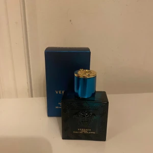 Versace Eros Eau de Toilette 30ml - Versace Eros Eau de Toilette i en snygg 30 ml flaska. Perfekt storlek att ta med i väskan eller på resan. En ikonisk doft från Versace som sticker ut och ger en lyxig känsla till din stil.