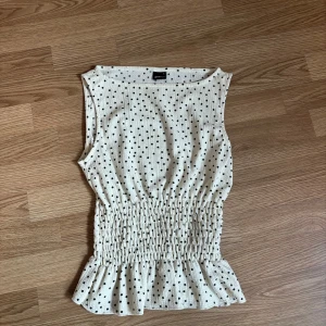 Gina tricot prickig vit top - Gina tricot prickig topp. Nyskick🩷 Storlek S. Sitter mer som XS.