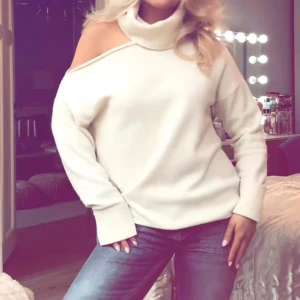Offshoulder polotröja i beige - Polotröja med offshoulder-design och bred krage. Jättefin!!!! Men används inte!!💓💓💓