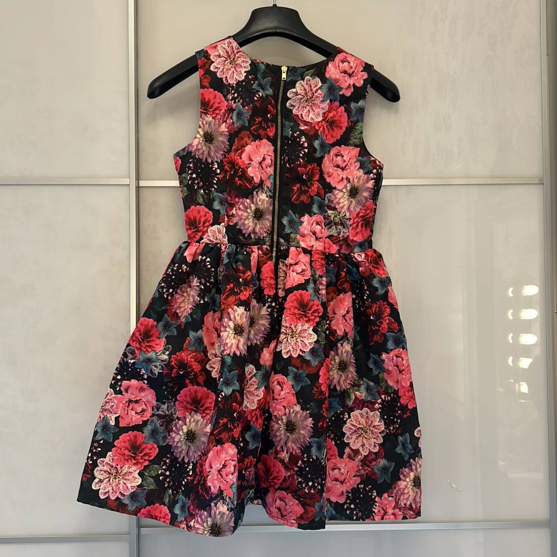 Blommig kortklänning med dragkedja - 1