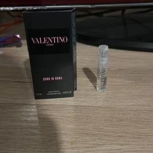 Valentino Uomo Born In Roma 1.2ml - Testa Valentino Uomo Born In Roma i en smidig 1.2 ml sprayflaska. Perfekt att ta med i fickan eller väskan för att fräscha upp dig när du vill. Eau de toilette-variant.