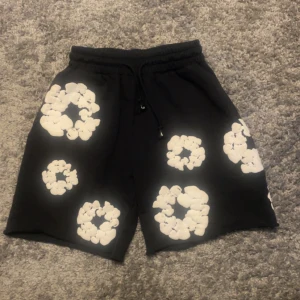 Denim Tears Short - Mörkblåa denimtears shorts som är väldigt mörka, ser ut som svarta på bilderna men är mörkblåa. Köptes för 3000kr för 2 år sedan i en butik i malmö men ändå i bra skick. 