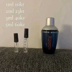 Hugo Boss Dark Blue parfym - Snygg och populär parfym från Hugo Boss, Dark Blue. Finns att köpa i mindre provflaskor (1ml, 2ml, 3ml, 5ml) till bra pris. Perfekt för dig som vill testa något nytt eller ha med dig på språng.