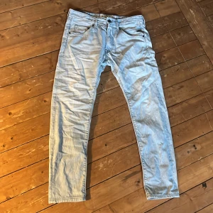 Replay ljusblå jeans modell 550 - Säljer ett par Replay ljusblå jeans skriv om ni är intresserade eller diskutera priset
