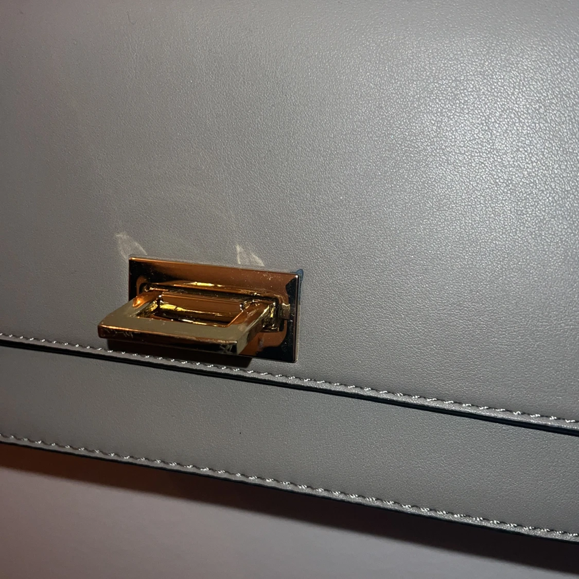 Grå/grön axelväska med kedjerem - 2