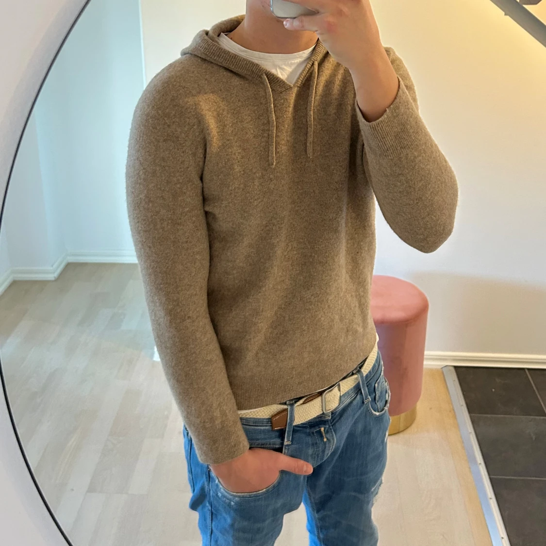 Beige stickad hoodie med huva