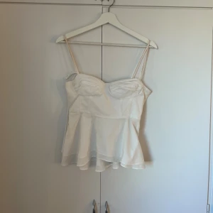 Vit topp - Så snygg vit topp. Banden är inte missfärgade, utan har bara smink på som försvinner i tvätten!