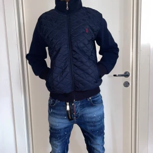 Polo Ralph lauren tröja strl S mörkblå - Helt ny. Fin replika med grym kvalitet. Modellen är 175cm väger 67kg. Normal passform. Pris: 1249kr. Först till kvarn. Skickas direkt inom 24h