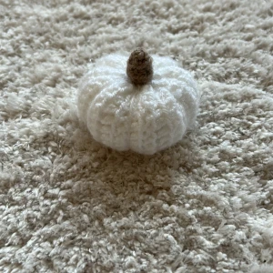 Vit virkad pumpa - Du kan ha spm dekoration eller något annat det tog ca 40 minuter att göra denna lilla pumpa.