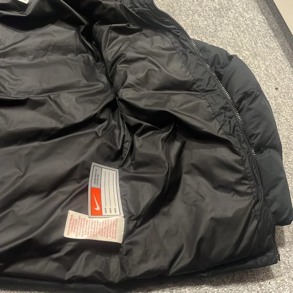 Svart pufferjacka från Nike med huva - 2