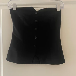 Svart tubtopp - Säljer en svart korsett-topp från BikBok i storlek 34. 💕💕