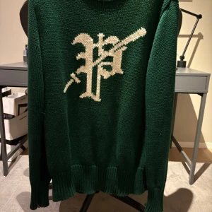 Grön stickad tröja med vit polo ralphlauren logga - Stickad tröja från polo Ralph lauren, sjukt stilig o snygg till en vardaglig outfit. Säljer pågrund av att jag inte använder längre tyvärr. Pris är ej hugget u sten 