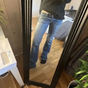 jeans - säljer de här svin snygga och unika jeansen ifrån only, köpta på plick för ungefär ett halvår sen och nästan aldrig använda,🥰 Mått: midja: 39 höft: 42 Innerbenslängd: 80❤️ Läs min bio🥰