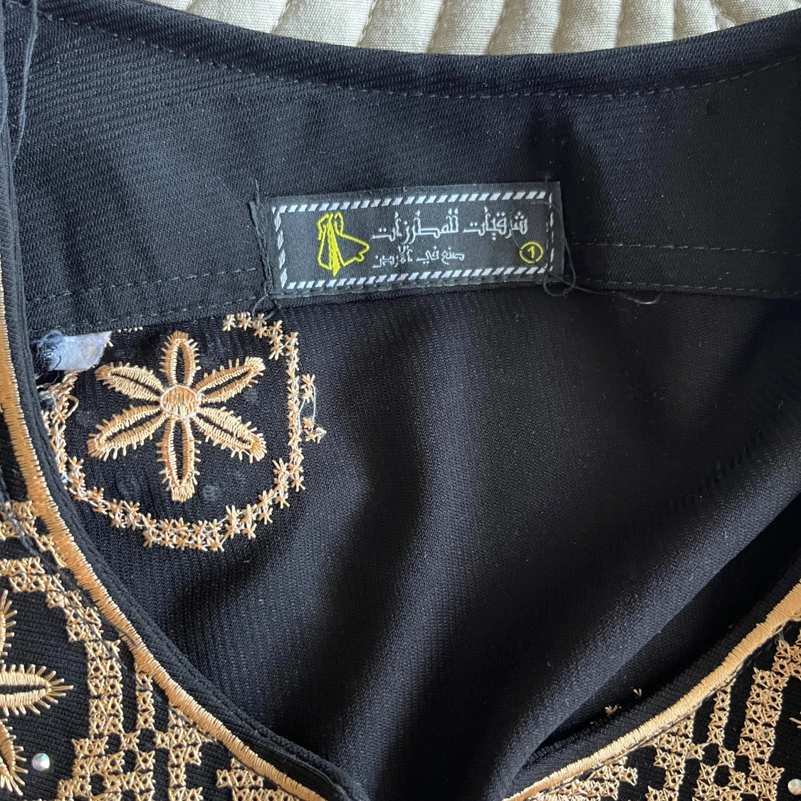 Svart långklänning med broderier - 1