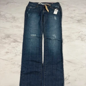 Mörkblå raka jeans - Mörkblå Zoo York jeans med straight passform och låg midja. Jeansen har slitna detaljer och klassiska fem fickor, snygg tvätt och diskreta slitningar för en cool look. Perfekta för dig som gillar en avslappnad men trendig stil. De ser mer utsvängda ut än vad de är på bilden, skulle säga att de är mer raka beroende på hur stora vader man har. Dessutom ser de väldigt långa ut men passar bra på mig som är 165cm lång. Midjemått rakt över är 37-38cm, innerbenet är 79cm och midjehöjd är 21.