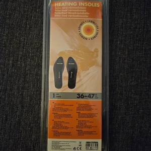 Värmesulor från Biltema, storlek 36-47 - Säljer ett par svarta värmesulor från Biltema som passar storlek 36-47. Sulorna har inbyggda värmeelement och drivs av AA-batterier. Perfekta för kalla dagar och passar i de flesta skor och kängor.