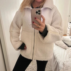 Vit teddyjacka hm - Säljer min fina slutsålda teddy jacka från H&M, bara använd ett fåtal gånger 🥰