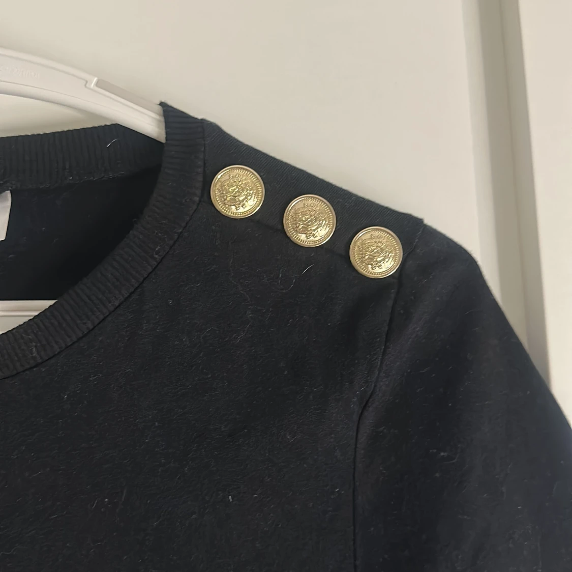 Svart topp med guldknappar från H&M - 1