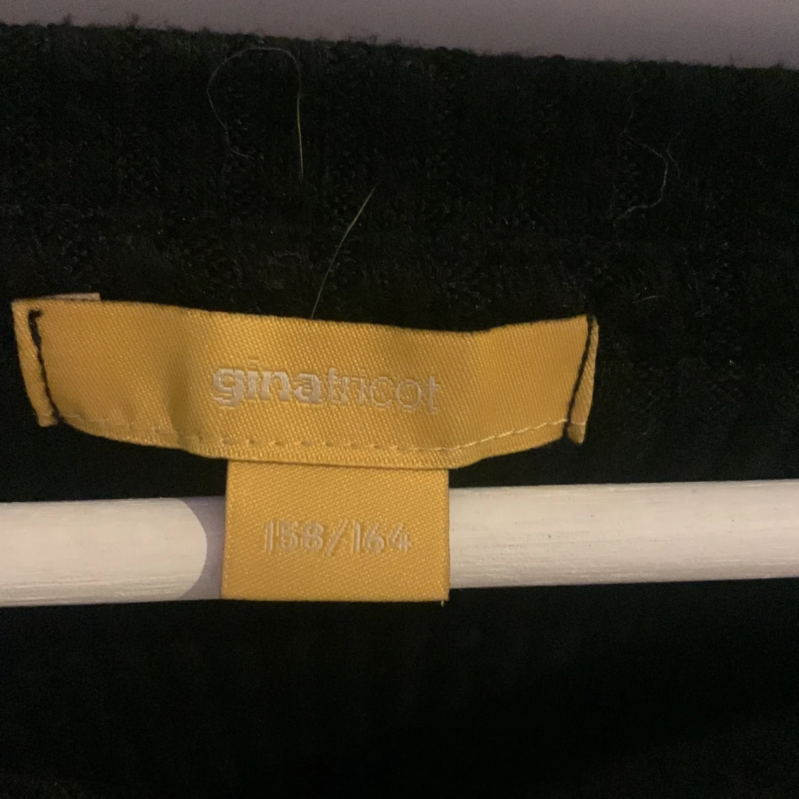 Svart ribbad kofta från Gina Tricot - 2