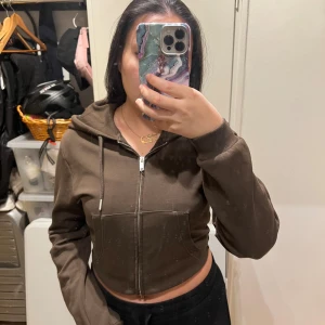 Brun croppad Hoodie Zara  - Ny skick 
