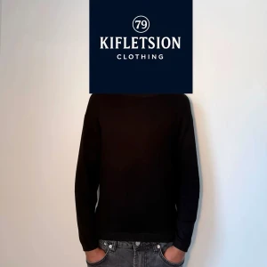 Stickad Tröja - Säljer en stickad tröja i färgen svart eftersom att den är för liten för mig, som ni ser på bilden. Inget täcken på användning. Priset är inte fast så det går att diskutera. Vid funderingar hör av 🫵🏽🤝