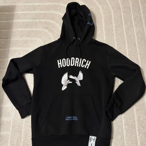 Hoodrich hoodie - Hoodrich hoodie, inte använd så ofta och är i 9/10 skick. Storlek M, skriv vid intresse!