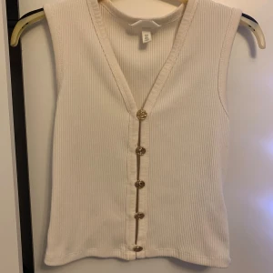 Tröjor 💗💗 - Alla dessa fina kläder i storlek XXS, XS, S dom är jätte fina och jag har inte använt nån av dom förut den svarta en gång 💗💗💗💗o alla tre tillsammans kostar 200-250 