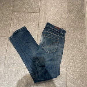 Dondup jeans - Dondup jeans, mycket bra skick. Storlek 33. Riktigt snygga slitningar! Hör av dig vid frågor.
