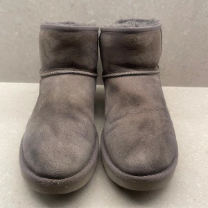 Uggs gåra storlek 43 - Säljer mina Uggs som har använts i en säsong. Storlek 43, skriv till mig om ni har några frågor. 