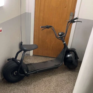 Elektrisk Fatbike Scooter - Stilren elektrisk fatbike scooter med breda däck och bekväm sadel. Perfekt för stadskörning och kortare pendlingar. Laddare medföljer. Mindre bruksspår syns men i gott skick. Kraftfull motor och stabil ram för säker körning. Nästan oanvända Elektriska fatbike. Den har stått mestadels stilla den senaste tiden, och jag inser att den förtjänar ett hem där den faktiskt används. Perfekt för dig som bor i Göteborgsregionen och vill ta dig fram med stil och komfort, oavsett terräng. Eftersom 