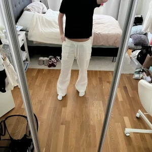 Vita linnebyxor från Madlady XS/Short - Säljer ett par vita linnebyxor från Madlady i storlek XS/Short. Helt ny💕 Passar dig från 158 till 168