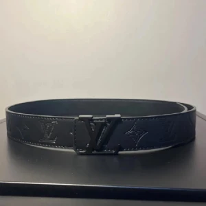 Svart bälte med mönster - Snyggt svart bälte med unikt mönster! Pris kan diskuteras 