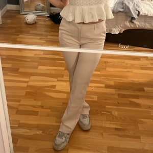 HELT NYA Beiga kostymbyxor från Neo Noir - Fantastiska beiga kostymbyxor från Neo Noir. Byxorna har både fram och fickor bak som dekoration.( säljer pga för långa) Perfekta för en clean och organiserad stil som på jobb, skola eller konferens🌟nypris 699kr