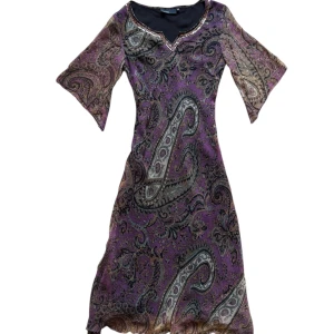 Vintage mesh flowy klänning till sommaren - Snygg mesh klänning från gammal kappahl. Strl 38 men passar en 36 också. 