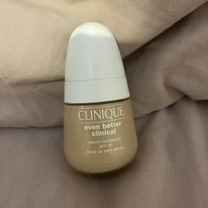 Clinique Even Better Clinical Foundation - Clinique Even Better Clinical serum foundation med SPF 20. Kommer i en beige nyans och har en smidig, droppformad flaska med vit kork. Perfekt för en jämn och naturlig bas med extra hudvårdande egenskaper. HALVFULL