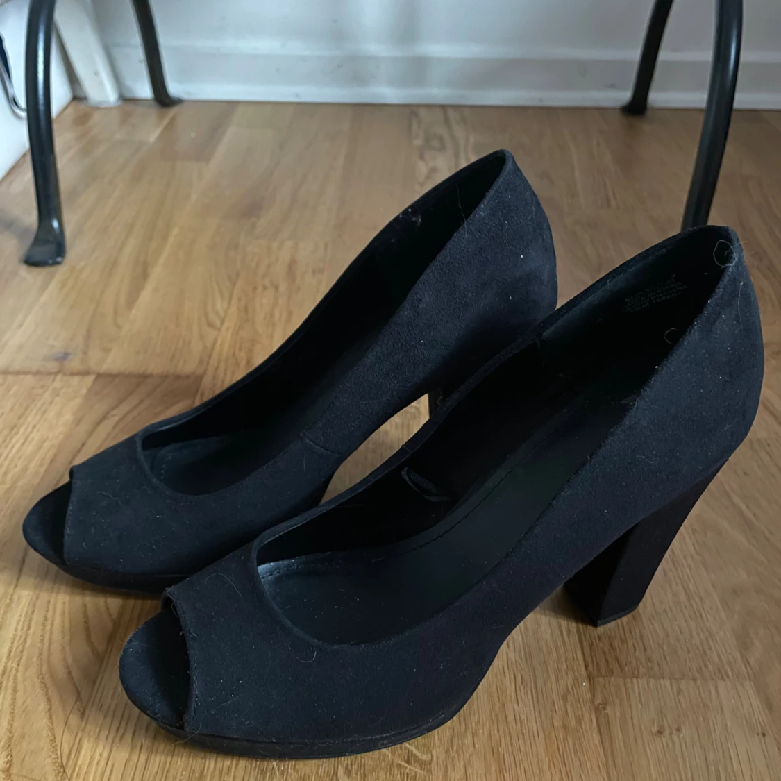 Svarta mocka pumps med öppen tå - 1