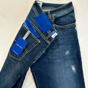 Jacob Cohen jeans - Snygga Jacob Cohen jeans, helt nya. Riktigt feta slitningar. Modellen Nick (Den bästa modellen).