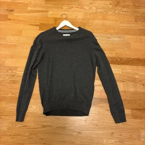 Mörkgrå stickad tröja från Pier One - Mörkgrå stickad tröja från pier one. Tröjan är slim i passformen. Storlek S. Tröjan är i Väldigt bra skick nästintill oanvänd. Hör av er vid frågor eller funderingar. 