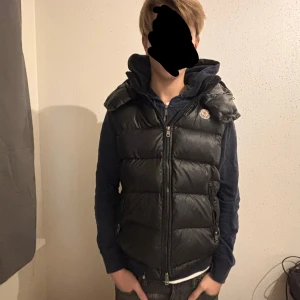 Moncler väst - Riktigt snygg höst väst som är tjock och sitter fint. Säljer för bra pris har du några frågor är det bara att hojta till!