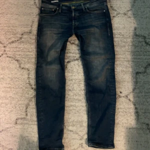 Jack and Jones tapered jeans  - Snygga mörkblå tapered jeans från Jack & Jones nypris:900 strlk: 32/32