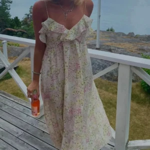 blommig klänning - bra skick🌸passar xs-m!