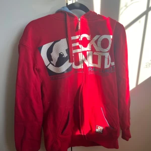 Röd hoodie från Ecko Unltd med tryck - Säljer en röd hoodie från Ecko Unltd med limited tryck. Säljs inte längre i butik 