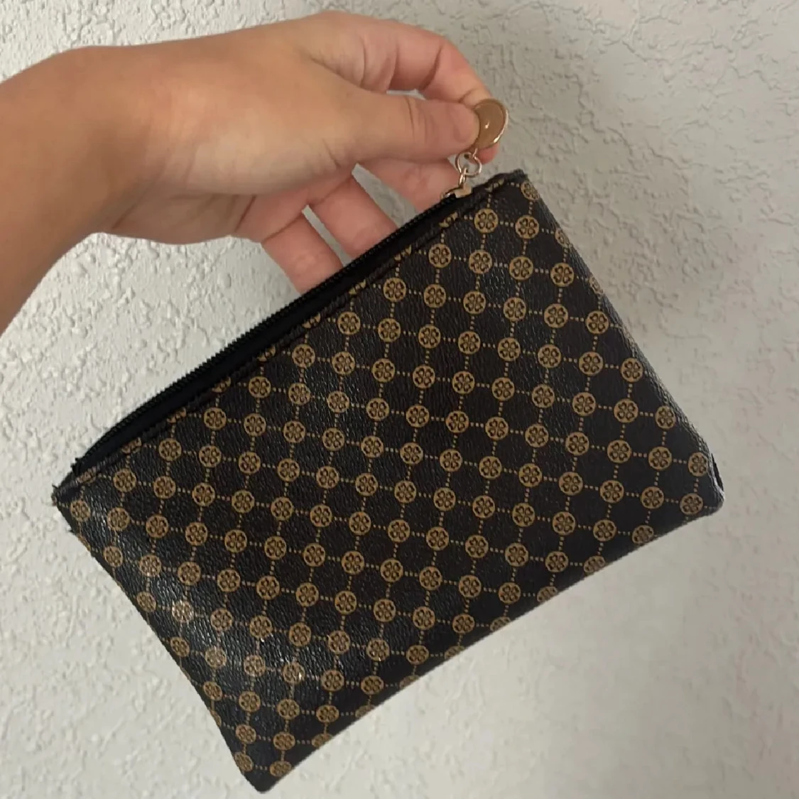 Svart och brun mönstrad plånbok