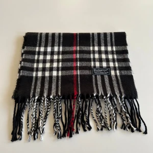 Burberry Scarf  - Burberry scarf  One Size Skick: 8/10  Har du frågor? Skicka dm!