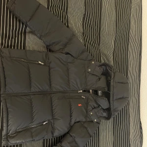 Svart pufferjacka från Polo Ralph Lauren - säljer en svart pufferjacka från polo Ralph lauren inköpt på NK kvitto finns/bara att skriva om man undrar något 