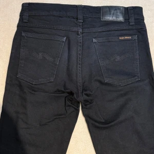 Svarta nudie jeans - Säljer nu ett par feta svarta nudie jeans som ligger på 1600kr nypris. De är i bra skick och passar allt med ett skönt material.  Bara att höra av er vid funderingar!