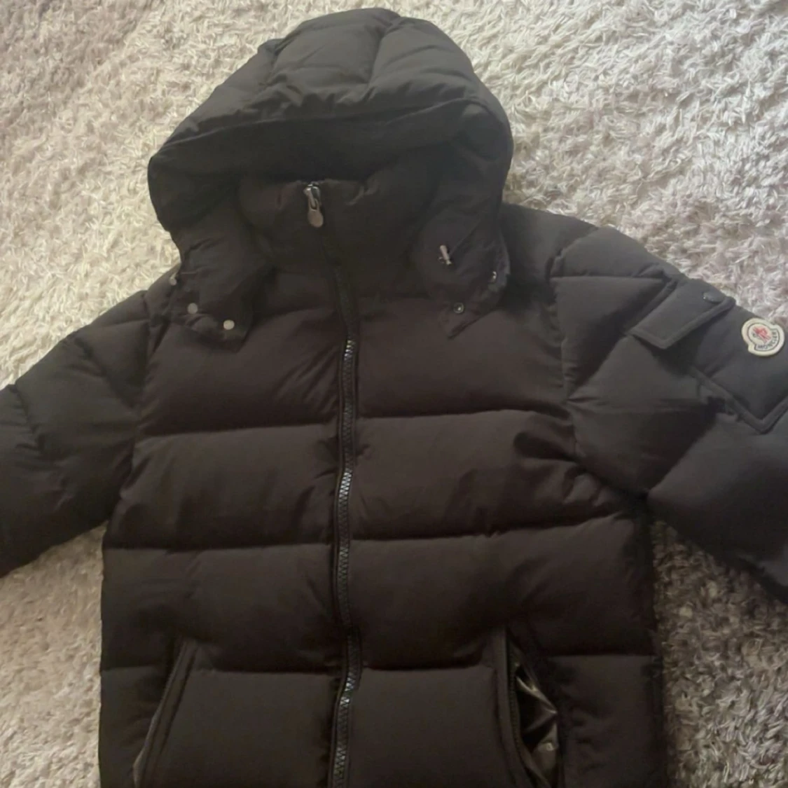 Svart Moncler dunjacka med huva