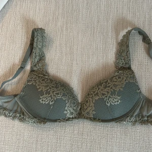 Intimissimi bh - Säljer denna gröna intimissimi bh:n med snygg spetsdetalj över kuporna och axelbanden. Knappast använt. 